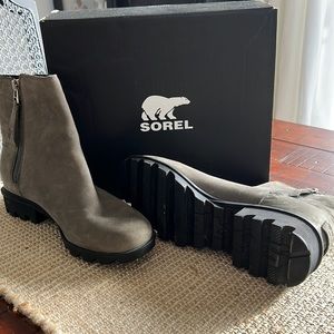 Sorel 9.5 waterproof booties, EXCELLENT condition! Worn twice.
